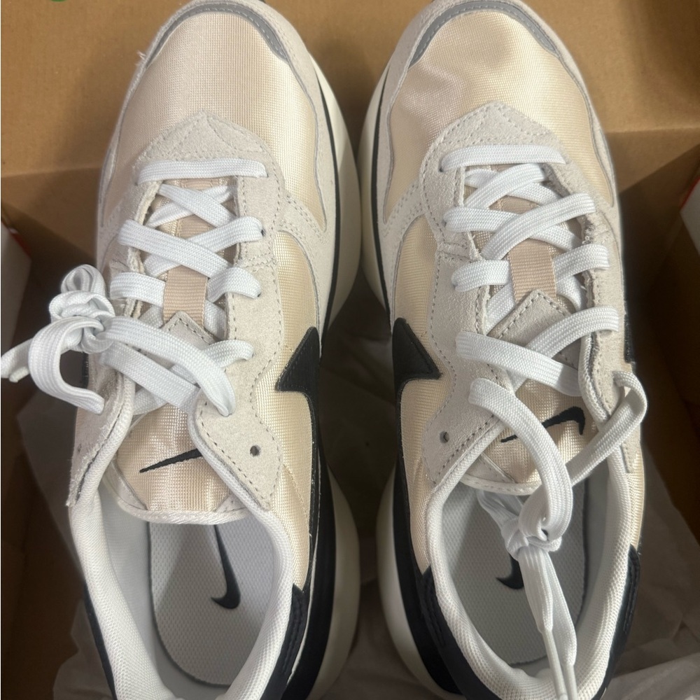 NIB Women’s Nike Phoenix